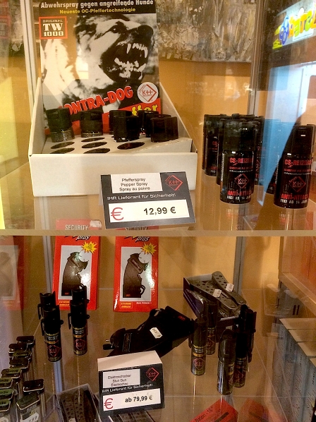 Pfefferspray im Schaukasten.